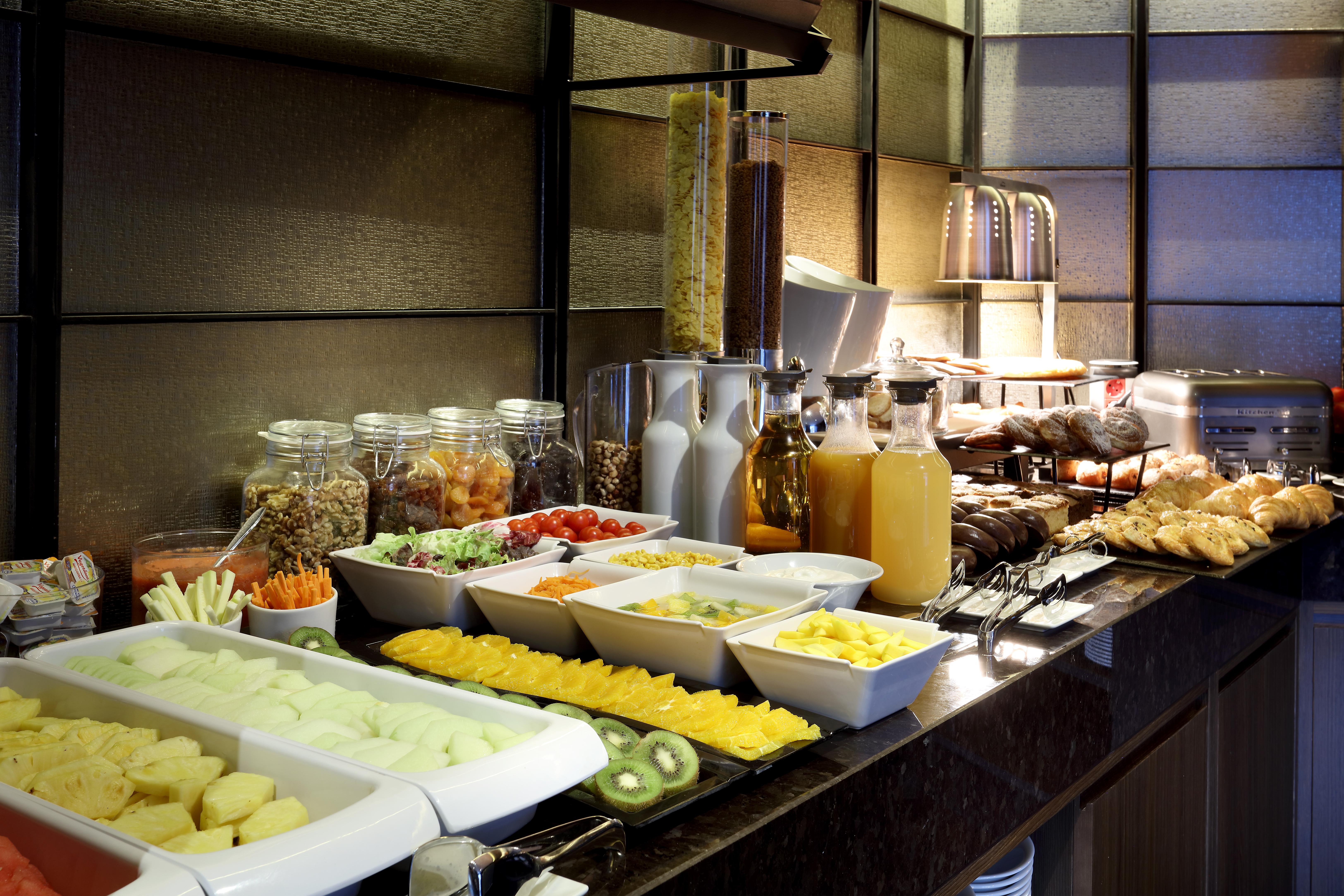 Aurea Washington Irving By Eurostars Hotel Company Granada Luaran gambar A fruit salad bar