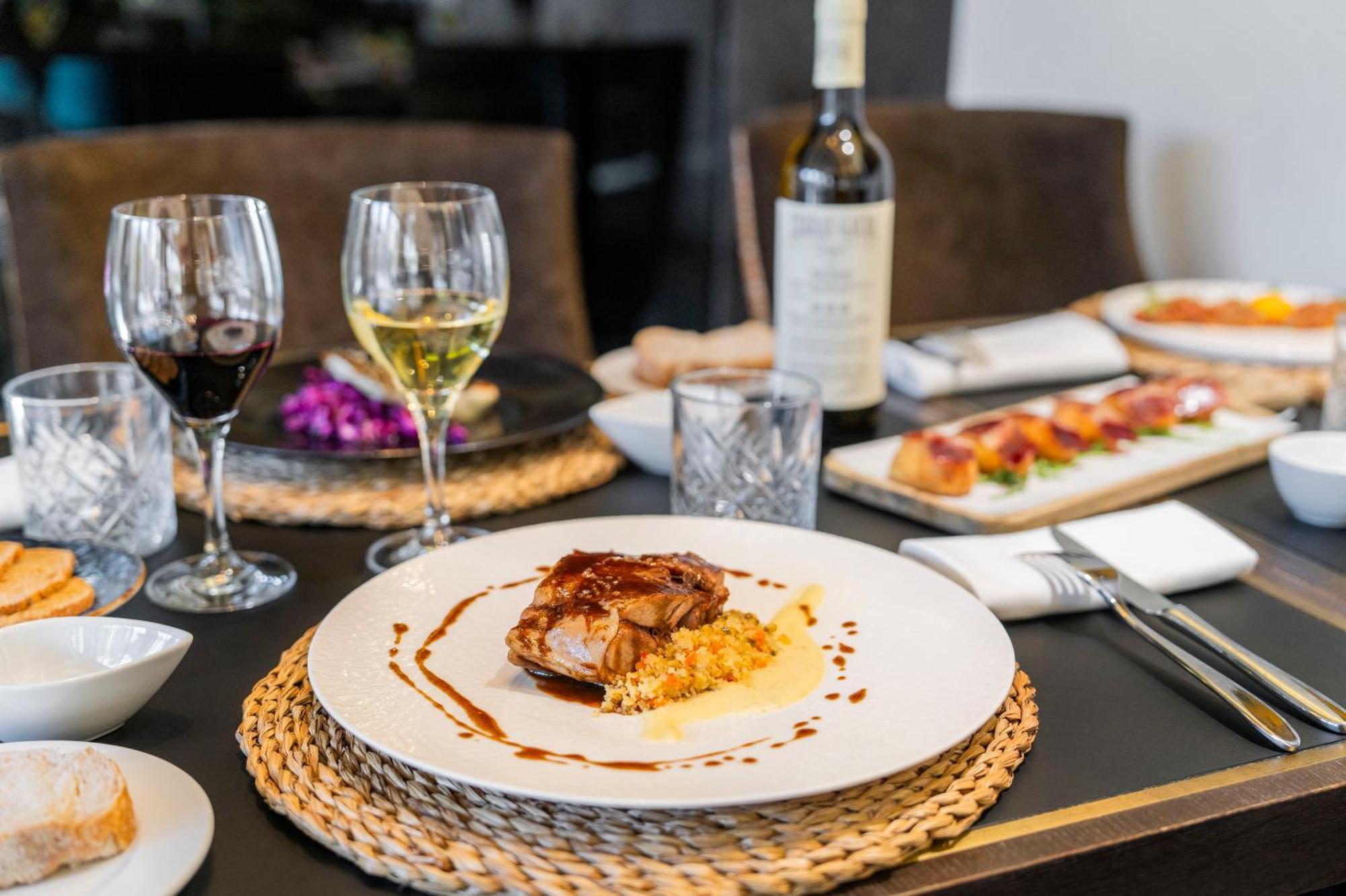 Aurea Washington Irving By Eurostars Hotel Company Granada Luaran gambar A meal at the restaurant
